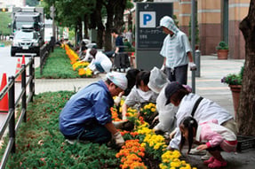 本社前の花壇の手入れの様子