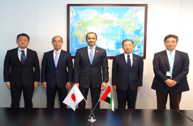 UAE大使と関係者による集合写真。