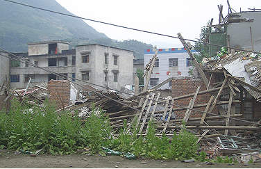 地震により倒壊した建物と瓦礫の山。