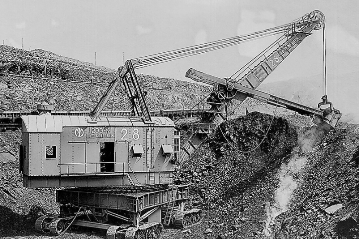 1934年頃の電気ショベルを使用している様子