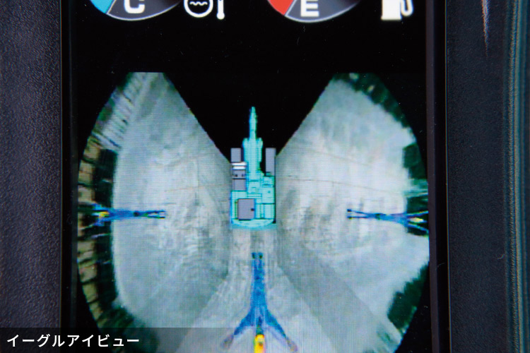 運転席モニターに表示された「イーグルアイビュー」（上空からの俯瞰画像）の画面。全周監視機能。