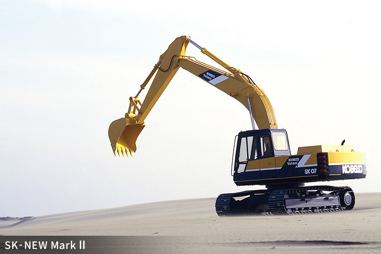 旧��モデルの油圧ショベル (SK-NEW Mark II)。技術革新の歴史を示す。