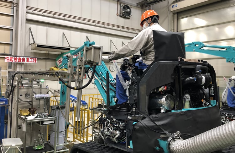 組立最終工程で性能検査自働化を進めるコベルコ建機工場内のミニショベル点検風景