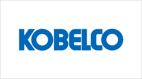 白背景に青色の文字で書かれた、コベルコ（KOBELCO）のブランドロゴマーク。