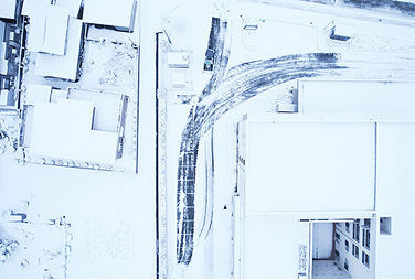 除雪作業が行われた施設周辺を真上から撮影した空撮写真。