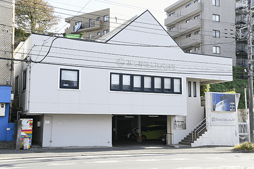 白く清潔感のある恵比寿機工株式会社の社屋の写真。