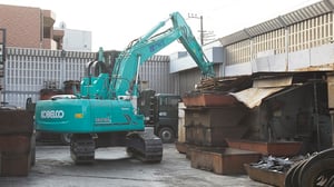 建屋内金属解体作業用油圧ショベル
