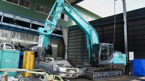 自動車解体作業用油圧ショベル