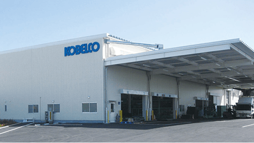 「KOBELCO」のロゴが見える、白い大垣工場の外観写真です。