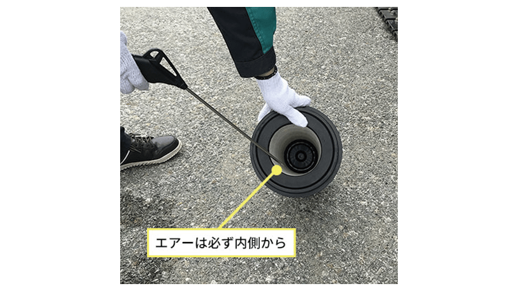 アウターフィルタの清掃の様子