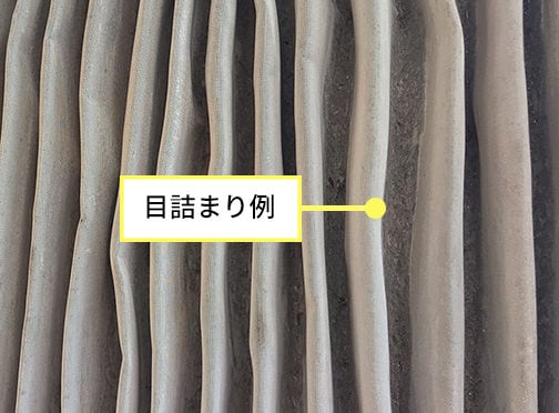 メンテナンスが必要なiNDrフィルタの目詰まり例。フィルタの網目に埃やゴミが詰まっている。