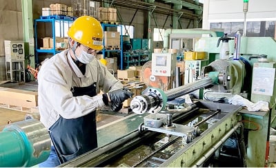 再生事業に携わる社員の真剣な表情を捉えた写真です。