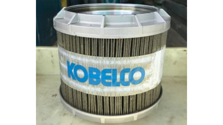 1000時間使用して汚れが付着し変色した作動油フィルタ。