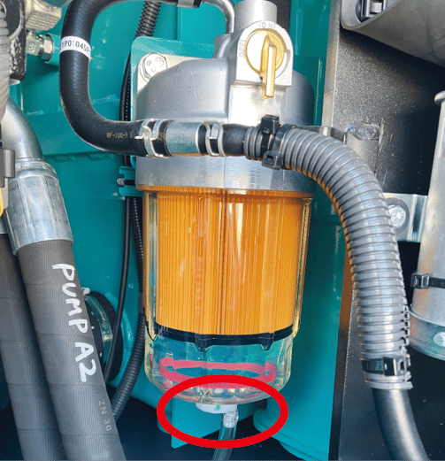 実機の燃料プレフィルタ底部に水分が蓄積している様子。