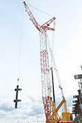 空に高くそびえ立つラッフィング仕様のマスターテック7200G