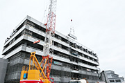 7階部分を建築中