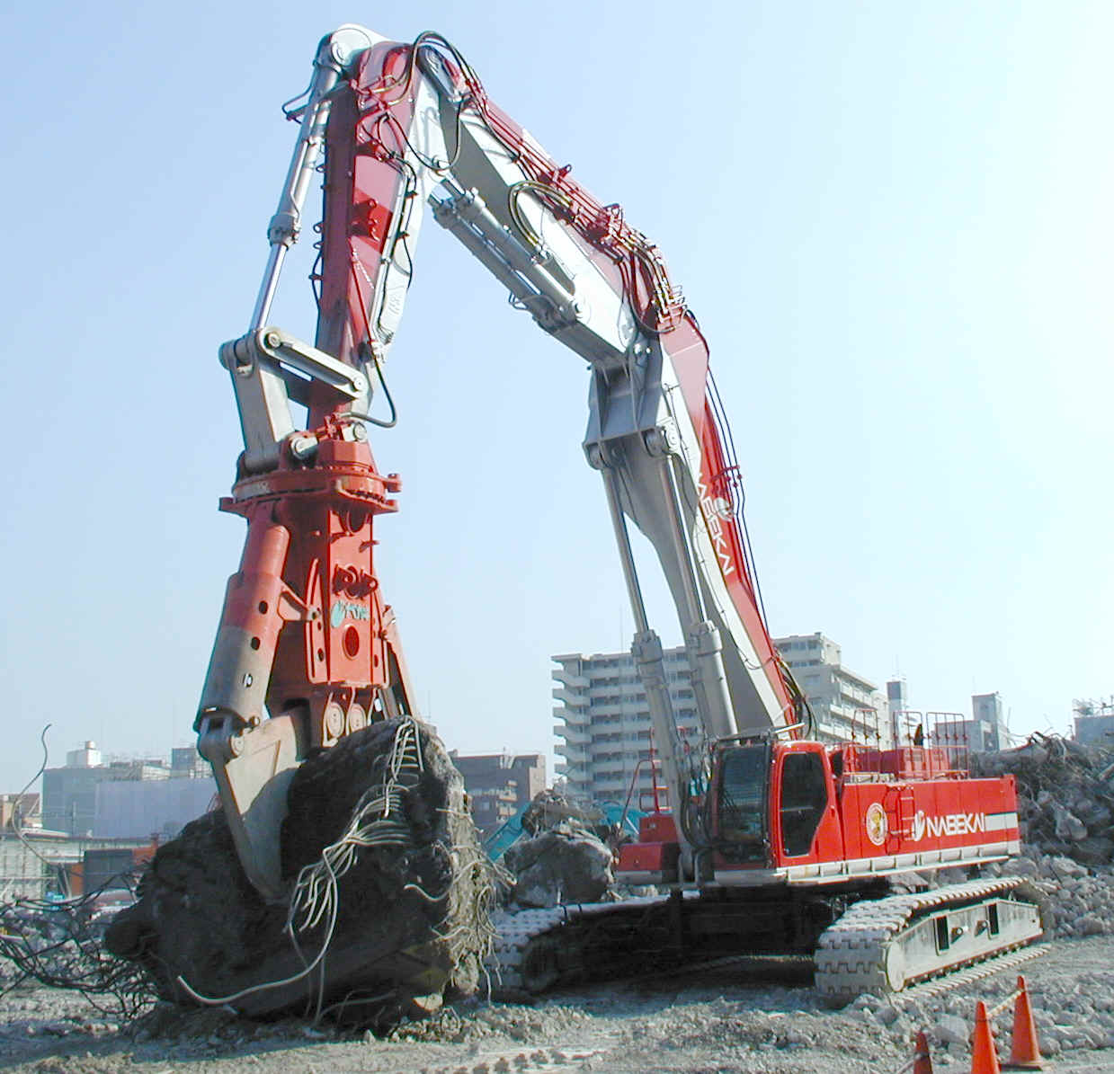 『KR3000R』を用いた基礎解体作業風景