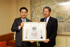 （写真右から）コベルコ建機・島田博夫社長、渡辺解体興業・渡邊龍一社長