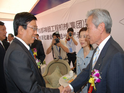 ６月６日起工式
　左：成都市書記　李春城　右：神戸製鋼所　代表取締役社長　犬伏泰夫